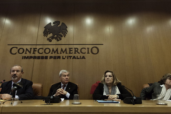 Accordo sulla rappresentanza tra Cgil, Cisl, Uil e Confcommercio © Marco Merlini / Cgil
Roma 26 novembre 2015
Sede di Confcommercio
Firma e presentazione dell'Accordo sulla rappresentanza tra Cgil, Cisl, Uil e Confcommercio
Nella foto Carmelo Barbagallo, Carlo Sangalli, Giovanna Ventura e Susanna Camusso