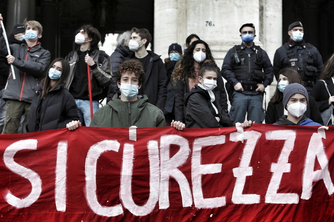Proteste di studenti e professori con lezioni in piazza e presidi © Marco Merlini
Roma, 11 gennaio 2021
Giornata di mobilitazione per la scuola in presenza con varie iniziative in tutta Italia