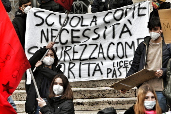Proteste di studenti e professori con lezioni in piazza e presidi © Marco Merlini Roma, 11 gennaio 2021 Giornata di mobilitazione per la scuola in presenza con varie iniziative in tutta Italia