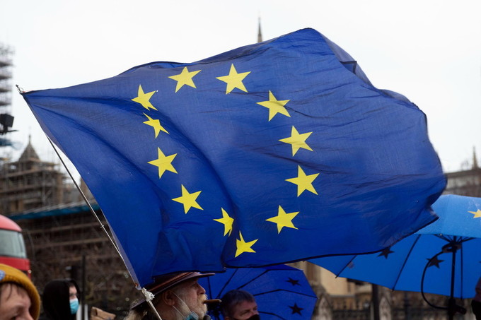 Londra protesta anti Brexit UK, Londra, 16 dicembre, 2020 : I manifestanti pro UE (Anti Brexit) di SODEM (Stand Of Defiance European Movemen) sventolano bandiere dell'UE e cartelli anti Brexit vicino al Parlamento a Westminster, mentre il Regno Unito continua a negoziare un accordo di recesso con l'UE. Foto di © Avalon/Sintesi Pro EU (Anti Brexit) demonstrators from SODEM (Stand Of Defiance European Movemen) wave EU flags and Anti Brexit placards near Parliament in Westminster, London, England, UK on Wednesday 16 December, 2020 as the UK continues to negotiate a withdrawal agreement deal with the EU.