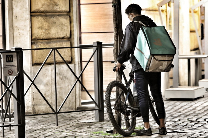 Rider in piazza per i diritti © Marco Merlini Roma, 30 ottobre 2020 Giornata di mobilitazione nazionale dei rider con Cgil, Nidil, Filt, Filcams, Union e altre sigle sindacali contro l'accordo tra Assodelivery e Ugl