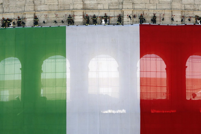 Festa della Repubblica Italiana Roma, 2 giugno, 2022 : Celebrazioni per la Festa della Repubblica, una bandiera italiana gigante viene issata sul Colosseo
Foto di Remo Casilli/Sintesi